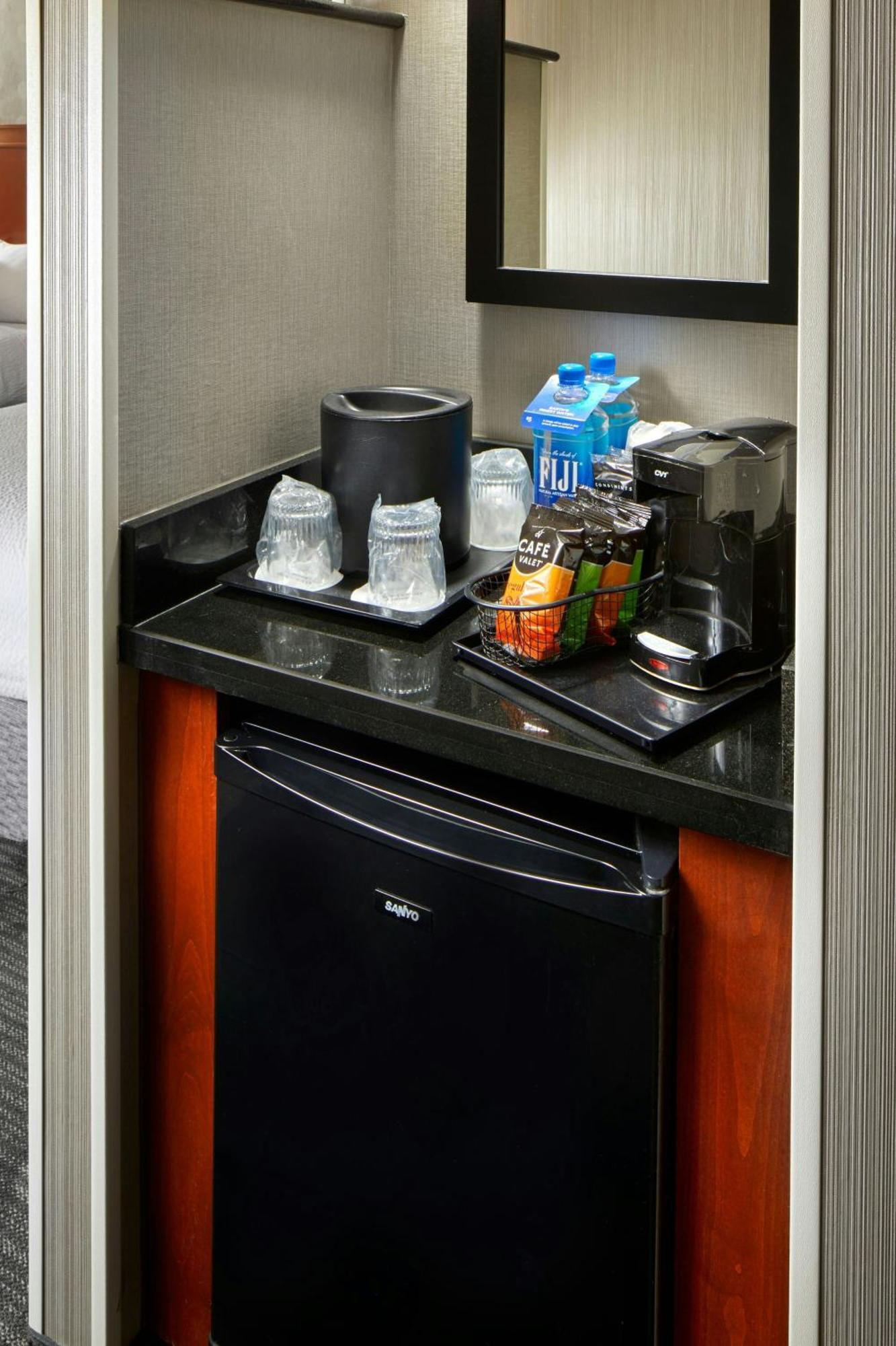 Отель Courtyard By Marriott San Antonio Six Flags At The Rim Экстерьер фото