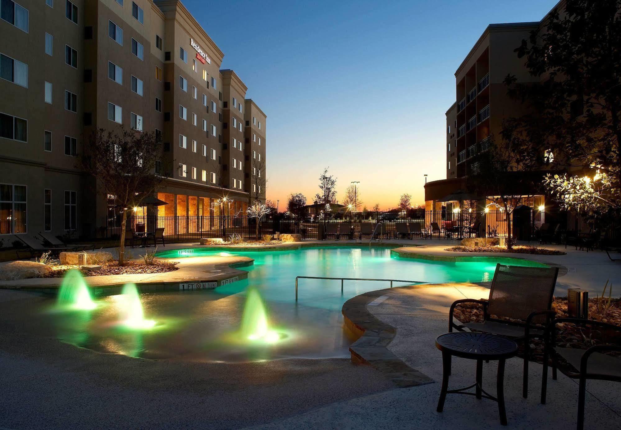 Отель Courtyard By Marriott San Antonio Six Flags At The Rim Экстерьер фото
